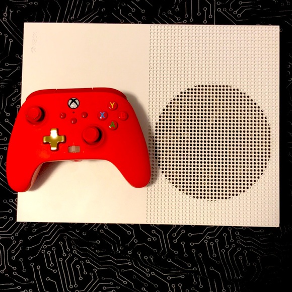 White Xbox 1s, used still in good condition, control in good condition 8.5/10 - Picture 1 of 1